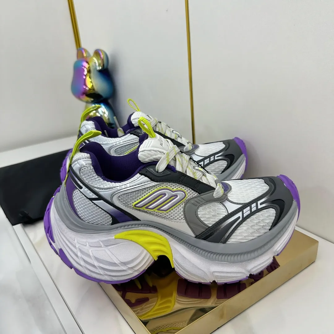 👟👟Ex-factory price 680👟👟 Balenciaga Balenciaga CARGO 6XL Sneakers Round-toe lace-up Low-cut lifestyle mesh lace-up Low-cut catwalk retro Balenciaga is always at the forefront of fashion. This model has huge size and eye-catching design. It is in line with the current "" trend. It uses an all-black color scheme to create a low-key yet gorgeous effect. The 6XL size makes it a conspicuous presence in the market. Suitable for people who pursue individuality. The products released this time once again reflect their innovation capabilities. They are made of microfiber and mesh. Its avant-garde design, exaggerated volume and reflective details give it a special silhouette. It is made of mesh material, which brings good foot feel, comfortable and breathable. The appearance still adopts the classic shape. The shoe body is fashionable and easy to wear. Item No.: 815859 W2MV2 1012 Size: 35-46